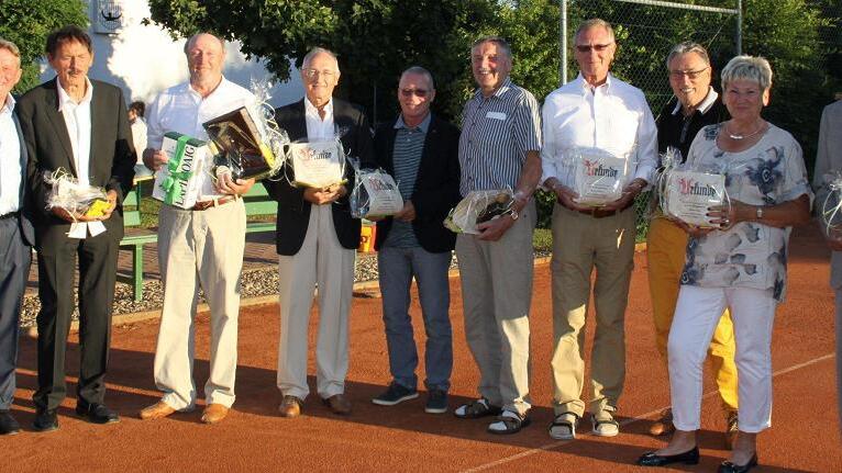 Von Anfang an dabei: Vor 40 Jahren hoben diese Gründungsmitglieder den Tennisclub Knetzgau mit aus der Taufe. Mit im Bild Vorsitzender Josef Feustel (links).