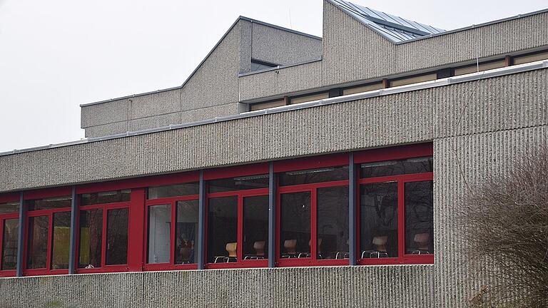 Auch heuer werden an der Mittelschule in Gemünden die Ferienzeiten genutzt, um den Austausch der Fenster fortzusetzen. Auch heuer werden an der Mittelschule in Gemünden die Ferienzeiten genutzt, um den Austausch der Fenster fortzusetzen.