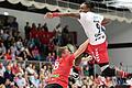 Gary Hines (am Ball) steigt beim Testspiel des Bayernligisten HSC Bad Neustadt gegen das Nationalteam der USA je eine Halbzeit lang für beide Mannschaften zu Sprungwürfen auf.