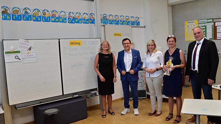 Modern und lernorientiert präsentieren sich die neuen Klassenzimmer. Davon konnten sich Bürgermeisterin Anette Schmidt, Landtagsvizepräsident Wolfgang Reinhart, die Leiterin des SBBZ Sabine Stahr-Busch und Schulleiter Christian Wamser (von links) überzeugen. Modern und lernorientiert präsentieren sich die neuen Klassenzimmer. Davon konnten sich Bürgermeisterin Anette Schmidt, Landtagsvizepräsident Wolfgang Reinhart, die Leiterin des SBBZ Sabine Stahr-Busch und Schulleiter Christian Wamser (von links) überzeugen.