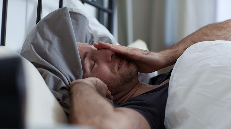 Einschlafprobleme.jpeg       -  Das Gedankenkarussell sollte vom Bett ferngehalten werden: Wenn man grübelt und deswegen nicht einschlafen kann, besser aufstehen und etwas anderes machen.