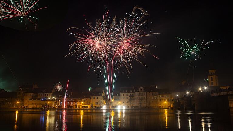 Ein buntes Silvesterfeuerwerk war über Kitzingen zu sehen.