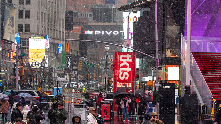 441048181.jpg       -  Menschen gehen während eines Wintersturms über den Times Square.