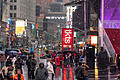 441048181.jpg       -  Menschen gehen während eines Wintersturms über den Times Square.