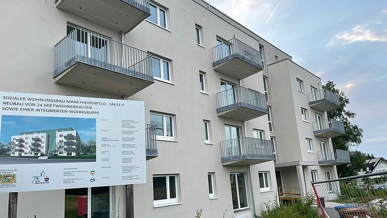 Das Gerüst ist weg beim Wohnbauprojekt der Stadt Marktheidenfeld Säule II. Das Gerüst ist weg beim Wohnbauprojekt der Stadt Marktheidenfeld Säule II.