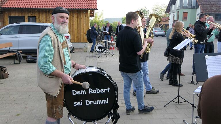 Ein Bild, das vielen in Erinnerung bleiben wird: Robert Hetterich mit seiner 'Drumml'. Ein Bild, das vielen in Erinnerung bleiben wird: Robert Hetterich mit seiner 'Drumml'.
