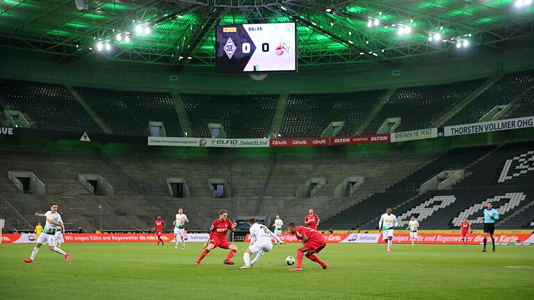 Streitthema Geisterspiele: Die Fußball-Bundesliga wird (wie hier beim letzten Spiel vor der Zwangspause) mit Partien ohne Publikum fortgesetzt. Dafür gibt es viel Gegenwind. Streitthema Geisterspiele: Die Fußball-Bundesliga wird (wie hier beim letzten Spiel vor der Zwangspause) mit Partien ohne Publikum fortgesetzt. Dafür gibt es viel Gegenwind.