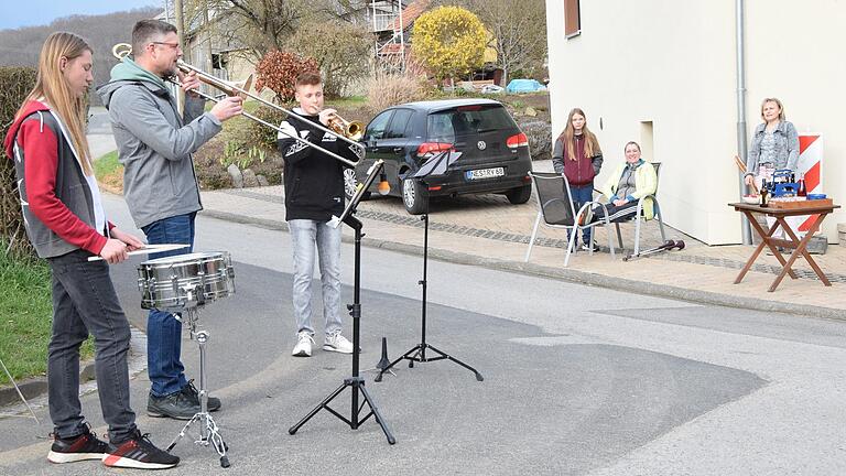 Wargolshausen: Corona-Ensemble muntert mit Ständchen auf