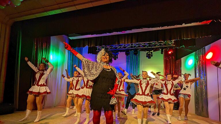 Endlich wieder Fasching: Die Öwerälsbicher Fosenöchter boten bei ihrem Büttenabend in der Elstalhalle ein tolles Programm.