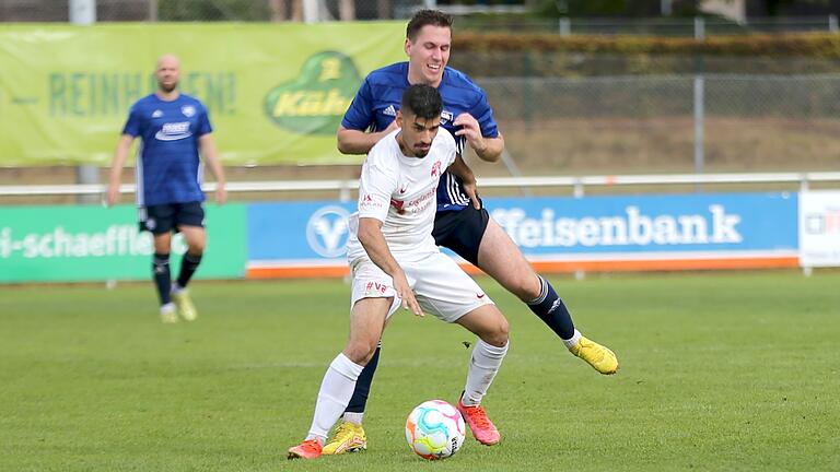 Tino Kummer (hinter dem Aschaffenburger Antonio Tyrokomos) kehrte nach einer Saison in Großbardorf zu seinem Heimatverein zurück.