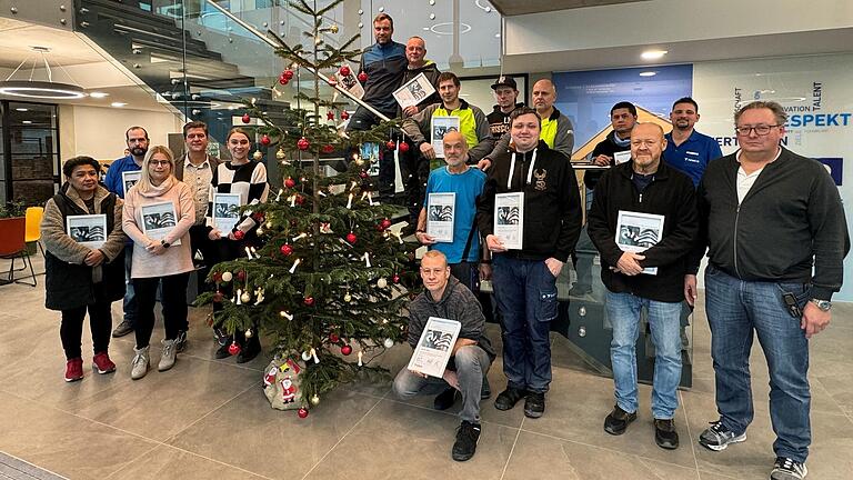 Das Foto zeigt einen Großteil der Jubilare bei der Urkundenübergabe, untere Reihe, Vierter von links Kfm. Niederlassungsleiter Joachim Verne, unten rechts techn. Niederlassungsleiter Martin Kügel mit den Jubilaren.