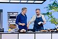 Olli Schulz bereitet Senfeier bei Böhmermann zu       -  Olli Schulz bereitet Senfeier in Jan Böhmermanns ZDF-Koch-Talk-Format 'Böhmi brutzelt' zu.