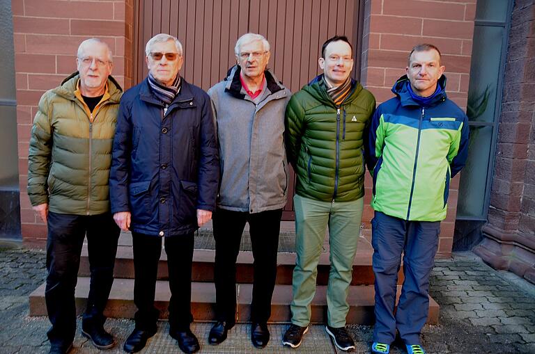 Sie wurden als ehemalige Mitglieder der Kirchenverwaltung von Pfarrer Wolpert verabschiedet: (von links) Konrad Albert, Josef Zöller, Karl-Heinz Gerberich, Jochen Scheer, Markus Bausewein Sie wurden als ehemalige Mitglieder der Kirchenverwaltung von Pfarrer Wolpert verabschiedet: (von links) Konrad Albert, Josef Zöller, Karl-Heinz Gerberich, Jochen Scheer, Markus Bausewein