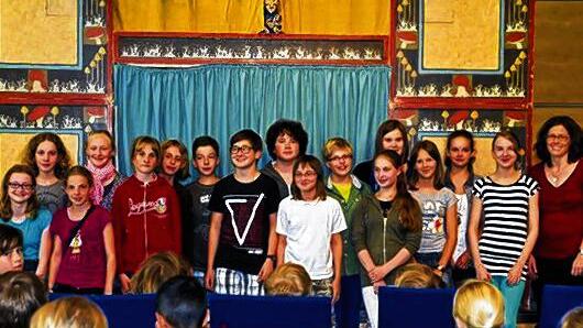 Die Gewinner: Die Schüler des Matthias-Grünewald-Gymnasiums Würzburg mit ihrer Lehrerin Barbara Groß bei der Preisverleihung in München. Die Gewinner: Die Schüler des Matthias-Grünewald-Gymnasiums Würzburg mit ihrer Lehrerin Barbara Groß bei der Preisverleihung in München.