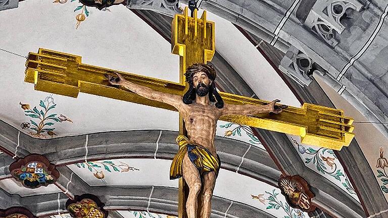 Das Chorbogenkreuz in der Ritterkapelle aus der Echterzeit. Es hat einen bevorzugten Platz über dem Altar gefunden. Das Chorbogenkreuz in der Ritterkapelle aus der Echterzeit. Es hat einen bevorzugten Platz über dem Altar gefunden.