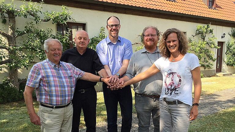 Wollen gemeinsam den Weg der Pastoral der Zukunft im Besengau gehen: (von links) Karl Sterzinger, langjähriger Vorsitzender des gemeinsamen Ausschusses der Pfarrgemeinderäte in der Pfarreiengemeinschaft Besengau, der neue Pfarrvikar Piotr Bruski, Pfarrer Thomas Menzel, Diakon Hans-Günther Zimmermann und Dagmar Schnupp, Vorsitzende des gemeinsamen Ausschusses der Pfarreiengemeinschaft Besengau. Wollen gemeinsam den Weg der Pastoral der Zukunft im Besengau gehen: (von links) Karl Sterzinger, langjähriger Vorsitzender des gemeinsamen Ausschusses der Pfarrgemeinderäte in der Pfarreiengemeinschaft Besengau, der neue Pfarrvikar Piotr Bruski, Pfarrer Thomas Menzel, Diakon Hans-Günther Zimmermann und Dagmar Schnupp, Vorsitzende des gemeinsamen Ausschusses der Pfarreiengemeinschaft Besengau.