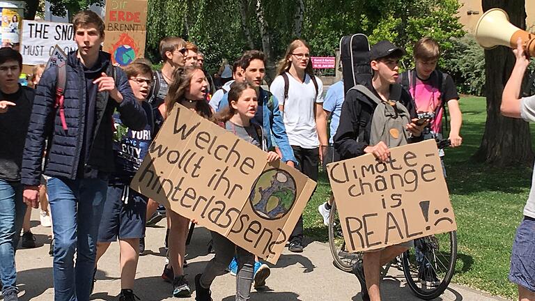 Die Fridays for future-Bewegung in Schweinfurt fordert schnelles und konsequentes Handeln der Stadt pro Klimaschutz. Die Fridays for future-Bewegung in Schweinfurt fordert schnelles und konsequentes Handeln der Stadt pro Klimaschutz.