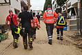 In Bad Neuenahr-Ahrweiler machen sich zwei holländische Feuerwehreinsatzkräfte mit BRK-Kräften und einem Notarzt auf den Weg, um in Häusern nach Vermissten, Hilflosen und Eingeschlossenen zu suchen.