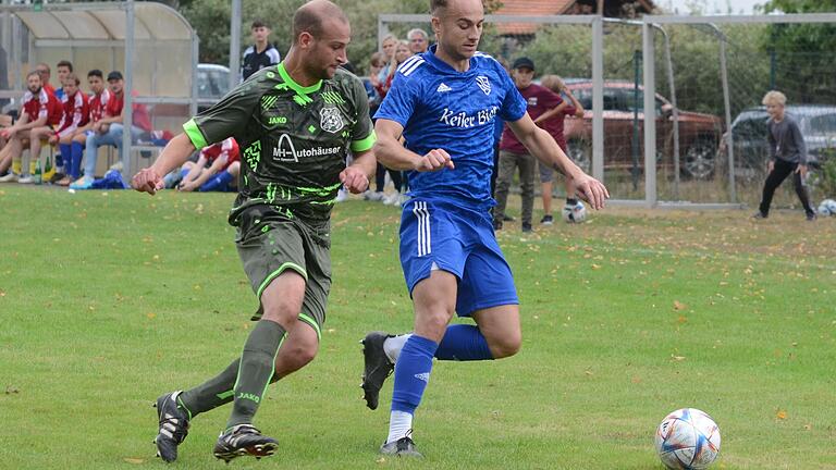 Lucas Wirzberger (links) vom TSV Neuhütten-Wiesthal greift den ballführenden Fabian Lurz vom TSV Lohr an. Neuhütten-Wiesthal steht vor dem letzten Bezirksliga-Spieltag auf einem Abstiegsplatz, muss selbst gewinnen und auf einen Lohrer Sieg gegen den SSV Kitzingen hoffen, um die Bezirksliga zu halten.