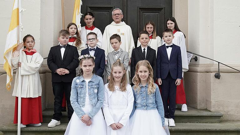 Das Foto zeigt Pfarrer Öchsner mit (hinten von links): Jonas Werner, Raphael Knöttner, Noah Bühl, Franz Seidel, Levi Fischer; (vorne von links): Ayleen Hamm, Marie Hußlein, Lea Albert.