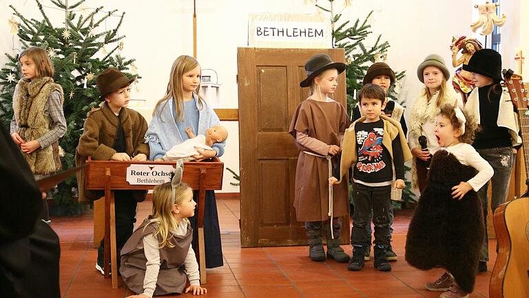 Holten quasi 'spielerisch' die frohe Weihnachtsbotschaft nach Wiesentheid – 20 Kinder (hier ein Teil davon – Maria und Josef, Hirten und Schafe) brachten sehr gekonnt und ohne Nervosität, im diesjährigen Familiengottesdienst der evangelischen Kirchengemeinde, das Krippenspiel 'Detektiv Spürnase und die Krippe' zur Aufführung. Das Publikum, eine bis auf den letzten Platz vollbesetzte Kirche, war sehr angetan von dem Krippenspiel und applaudierte den jungen Schauspielerinnen und Schauspielern. Holten quasi 'spielerisch' die frohe Weihnachtsbotschaft nach Wiesentheid – 20 Kinder (hier ein Teil davon – Maria und Josef, Hirten und Schafe) brachten sehr gekonnt und ohne Nervosität, im diesjährigen Familiengottesdienst der evangelischen Kirchengemeinde, das Krippenspiel 'Detektiv Spürnase und die Krippe' zur Aufführung. Das Publikum, eine bis auf den letzten Platz vollbesetzte Kirche, war sehr angetan von dem Krippenspiel und applaudierte den jungen Schauspielerinnen und Schauspielern.