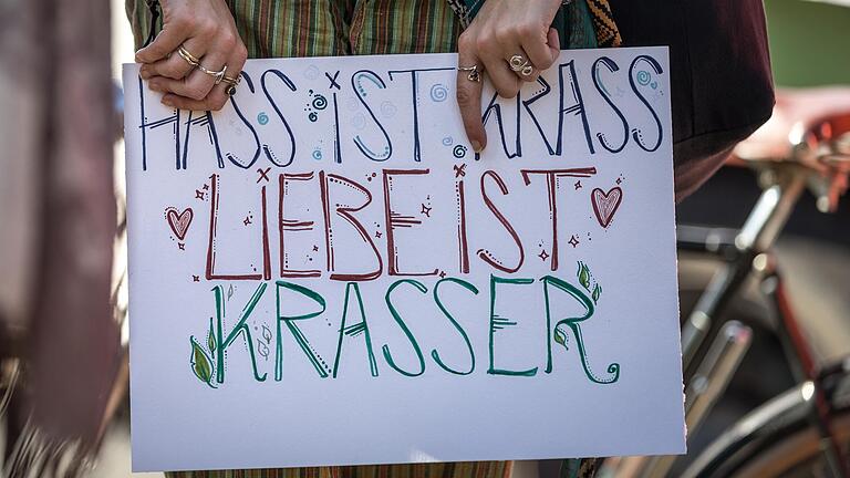 Liebe statt Hass! Dieses Plakat war bei der Großdemonstration für Menschenrechte, Klima und Gleichberechtigung im Oktober in Würzburg zu sehen.&nbsp;