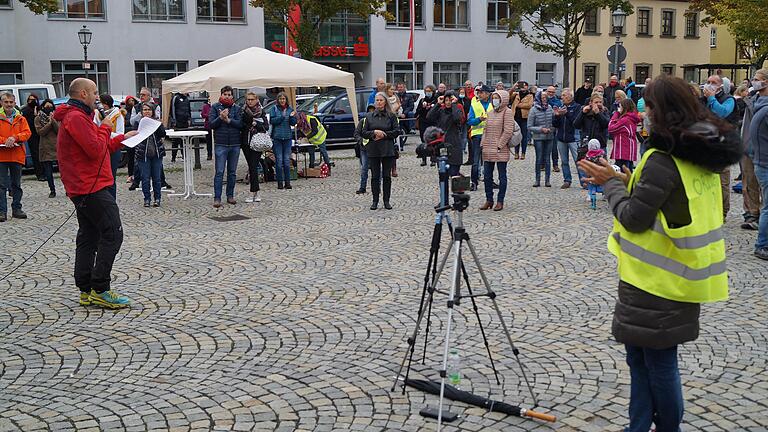 Erstmals fand in Haßfurt eine Demo gegen die Maskenpflicht statt. Wortführer war Marco Kister aus Schweinfurt.