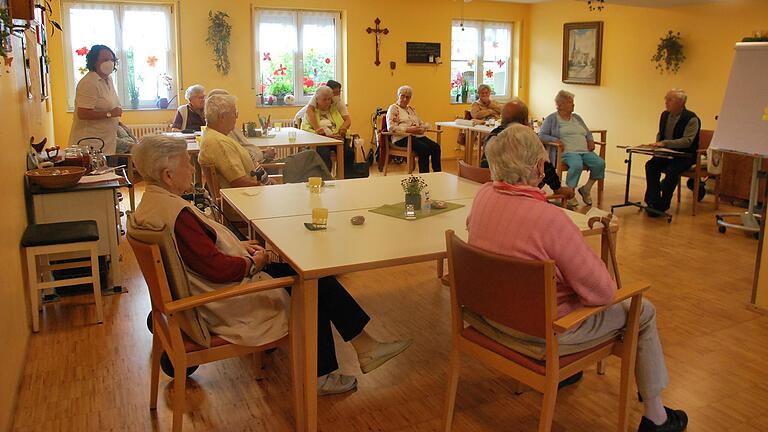 Die Tagespflege stellt die Bedürfnisse der Senioren in den Mittelpunkt. Eine willkommene Abwechslung bieten die regelmäßigen Besuche von Ehrenamtlichen.