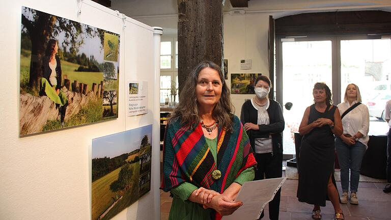 Der Lieblingsplatz von Birgid Röder (links) ist eine Sitzgruppe am Gerolzhöfer Waldkindergarten. Diesen und ihre Verbindung zu dem Ort stellte sie den Besuchern der Ausstellungseröffnung im Alten Rathaus vor.