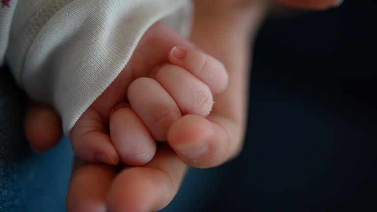 Mutter und Kind       -  Babyhaut benötigt besonders intensive Pflege. Öko-Test hat verschiedene Produkte getestet.