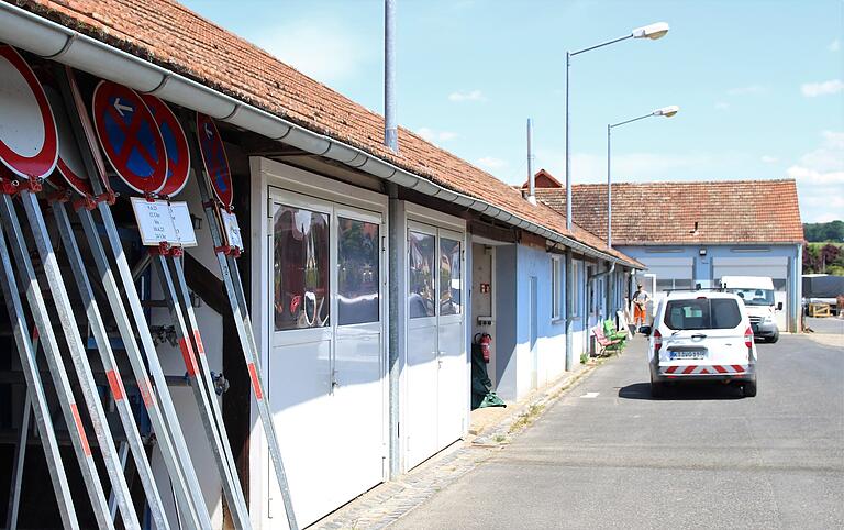 Volkachs Bauhof mit seinen über 50 Jahre alten Gebäuden ist in die Jahre gekommen und soll saniert oder erneuert werden. Volkachs Bauhof mit seinen über 50 Jahre alten Gebäuden ist in die Jahre gekommen und soll saniert oder erneuert werden.