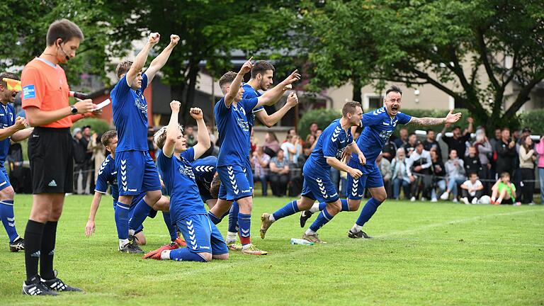 Der Moment der Entscheidung: Aidhausen gewinnt gegen Zeil im Elfmeterschießen und sichert sich den Klassenerhalt in der Kreisliga.