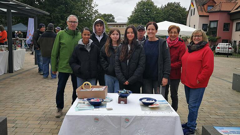 Das Team beim Aktionstag der Fairen Woche mit Bürgermeisterin Andrea Rothenbucher (Dritte von rechts).