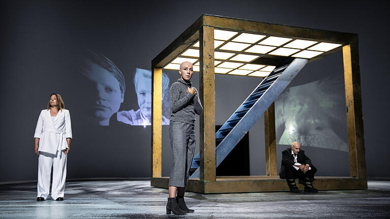 Mit dem Stück 'John Gabriel Borkman' hat das Meininger Theater die Spielzeit eröffnet. Im Bild Hans-Joachim Rodewald (rechts) als Borkman, Ulrike Walther (links) als seine Frau und Anja Lenßen als Zwillingsschwester.