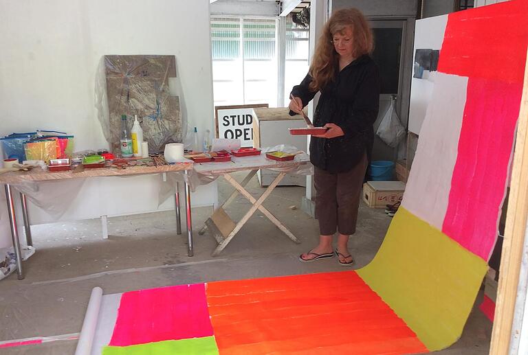 Elvira Lantenhammer 2017 in ihrem Atelier in Itoshima, Japan