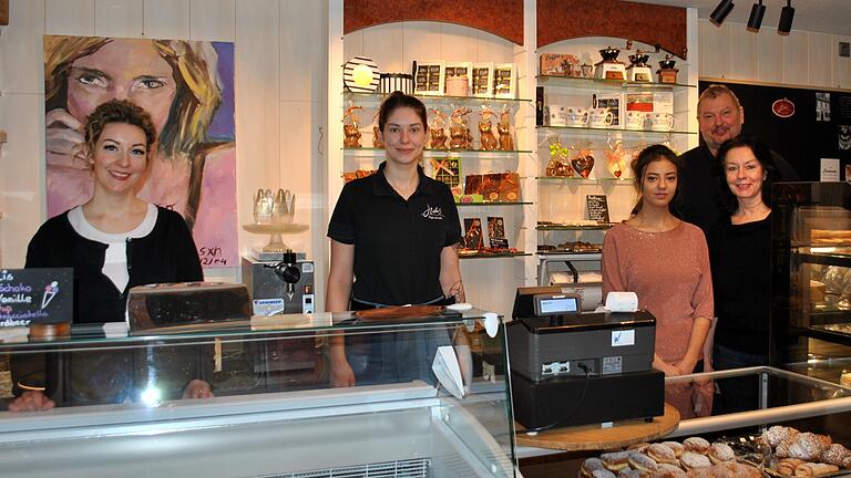 Über die Eröffnung von 'Café und mehr' freuen sich: (von links) Carola Häcker, Sabrina Häcker, Tamara Herbert sowie Herbert und Elke Häcker.