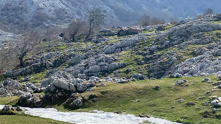 Eine erste hohe körperliche Herausforderung an den Pilger: das Kantabrische Gebirge mit rund tausend Höhenmetern Unterschied bis hinunter zum Ebro-Becken. Kein ermutigender Einstieg zum Auftakt der Pilgerwanderung.