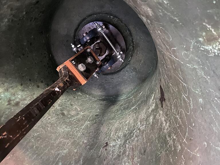Lederbänder bekam die Marien-Glocke im Turm der Stadtpfarrkirche. Diese Bänder sind das beste Material für die Klöppel von Glocken. Lederbänder bekam die Marien-Glocke im Turm der Stadtpfarrkirche. Diese Bänder sind das beste Material für die Klöppel von Glocken.