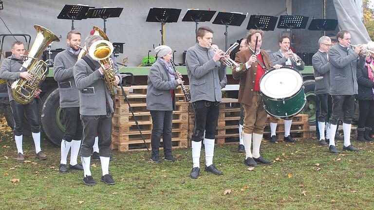 Die Großlangheimer Musikanten mit Werner Ritz, Benedikt Bauer, Ewald Pfannes, Gudrun Pfannes, Matthias Hoppert, Heiko Flory, Artur Pfannes, Karl Graf zu Castell-Rüdenhausen, Matthias Georgi, Reiner Ritz und Gosbert Grebner gehören bei der Kirchweih in Albertshofen praktisch zum lebendigen Inventar.