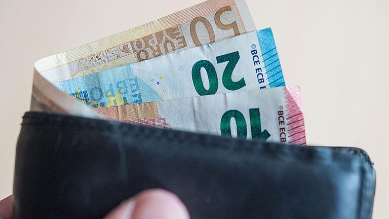 Erst nach einiger Überlegungszeit meldete ein 29-Jähriger der Polizei in Kitzingen, dass er einen Geldbeutel gefunden hat. Das Bargeld daraus hatte er zunächst entfernt. Erst nach einiger Überlegungszeit meldete ein 29-Jähriger der Polizei in Kitzingen, dass er einen Geldbeutel gefunden hat. Das Bargeld daraus hatte er zunächst entfernt. 