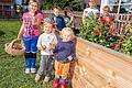 Reiche Ernte als Lohn       -  (asp)   Das &bdquo;Junge Gemüse&ldquo; erntete Rüben, Kartoffeln, Zwiebeln und Kopfsalat. Im Frühjahr hatten die Kinder von Mitgliedern des Obst-und Gartenbauvereines ein Hochbeet gebaut. Vorsitzende Antonia Heinig war mit der Aktion zufrieden.