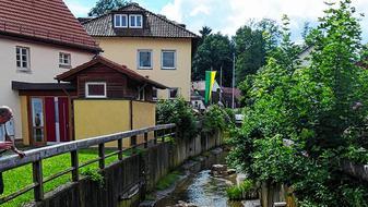 Der Bach, der dem Ort den Namen gab, trägt seinen Teil dazu bei, dass Untermerzbach sich den Titel holte. Der Bach, der dem Ort den Namen gab, trägt seinen Teil dazu bei, dass Untermerzbach sich den Titel holte.