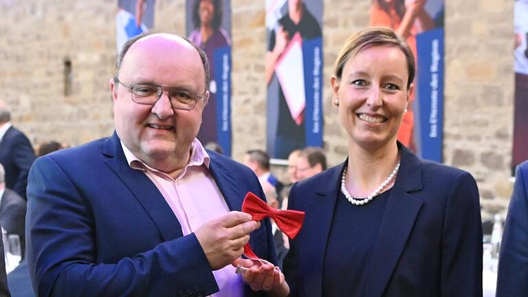 Bei seiner Verabschiedung als KU-Vorstand hat Alexander Schraml seine Fliege Nachfolgerin Eva von Vietinghoff-Scheel geschenkt. Bei seiner Verabschiedung als KU-Vorstand hat Alexander Schraml seine Fliege Nachfolgerin Eva von Vietinghoff-Scheel geschenkt.