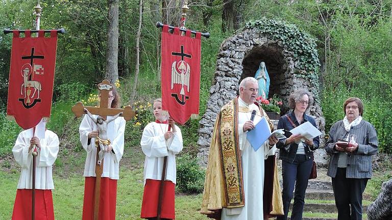 Das Geheimnis von Fatima       -  (ki)   Eine Fatima-Andacht im Freien mit anschließender Lichter-Prozession zur Kirche zu Ehren der Mutter Gottes fand am Samstag an der Wustvieler Grotte statt. Diakon Erich Müller hielt die Andacht vor etwa 40 Gläubigen. Er wies auf das &bdquo;Wunder von Fatima&ldquo; hin, als die Gottesmutter Maria am 13. Mai 1917 in dem kleinen portugiesischen Ort Fatima den drei Hirtenkindern erschienen sein soll und sie anwies, den Rosenkranz für den Frieden der Welt zu beten. Sechs Monate lang soll Maria danach immer am 13. eines jeden Monats erschienen sein. Sie brachte den Hirtenkindern damals die Botschaft, die heute als &bdquo;die Geheimnisse von Fatima&ldquo; be-kannt sind und verstanden werden. Die Erscheinungen endeten am 13. Oktober 1917 mit einem furiosen Sonnen-Phänomen, das Zehntausende Schaulustige ansahen. Die Gottesmutter zeigte damals den Kindern &bdquo;schwarze Seelen in einem Feuermeer&ldquo;, gepeinigt von Teufeln in Tiergestalt. Die Hirtenkinder von Fatima gelten heute als die &bdquo;Seher&ldquo;. Die drei Prophezeiungen der Mutter Gottes sind als &bdquo;Geheimnisse von Fatima&ldquo; bekannt und in die Geschichte eingegangen. Bei ihrer ersten Erscheinung sagte Maria einen weiteren Krieg nach dem Ende des 1. Weltkrieges voraus. Die zweite Weissagung Mariens bezieht sich auf die Bekehrung des kommunistischen Russlands. Das dritte Geheimnis wird erst 83 Jahre später vom Vatikan veröffentlicht: Es ist die Prophezeiung eines weiß gekleideten Bischofs, der, von Kugeln getroffen, zusammenbricht. Eine Vorhersage des Attentats auf Papst Johannes-Paul II. im Jahr 1991. Im Anschluss zog die Lichterprozession durch den Ort bis zur Wustvieler Kirche, wo zum Abschluss noch eine Verehrung des Allerheiligsten stattfand. Musikalisch wurde die Prozession von der Blaskapelle &bdquo;Rauhe Ebrach&ldquo; umrahmt.