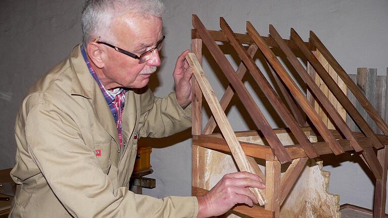 Der Gerolzhöfer Krippensammler Bruno Steger, hier beim Bau eines neuen Stalls für die Krippe im Steigerwalddom, betreibt ein privates Krippenmuseum. Der Gerolzhöfer Krippensammler Bruno Steger, hier beim Bau eines neuen Stalls für die Krippe im Steigerwalddom, betreibt ein privates Krippenmuseum.