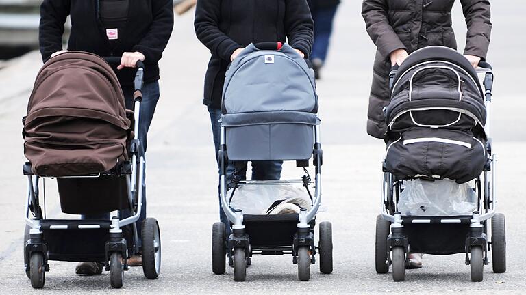 Eine leeren Kinderwagen schob laut Polizeibericht eine Frau durch die Bad Neustädter Innenstadt und beschädigte damit ein vorbeifahrendes Auto (Symbolbild). Eine leeren Kinderwagen schob laut Polizeibericht eine Frau durch die Bad Neustädter Innenstadt und beschädigte damit ein vorbeifahrendes Auto (Symbolbild).