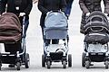 Eine leeren Kinderwagen schob laut Polizeibericht eine Frau durch die Bad Neustädter Innenstadt und beschädigte damit ein vorbeifahrendes Auto (Symbolbild).