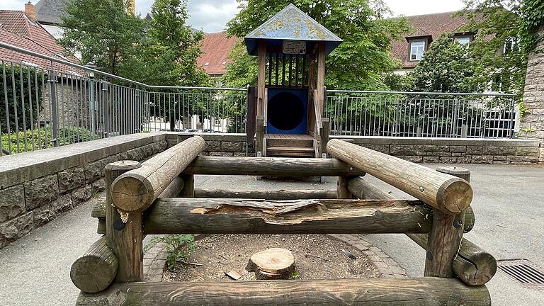 Auf dem Pausenhof der St.-Hedwig-Grundschule in Kitzingen sind die Spielgeräte sichtbar in die Jahre gekommen. Auf dem Pausenhof der St.-Hedwig-Grundschule in Kitzingen sind die Spielgeräte sichtbar in die Jahre gekommen. 
