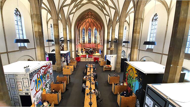 Ein Beispiel für eine Kirchen-Umnutzung gibt es mit der Aachener St. Elisabeth-Kirche. Hier wurde das Kirchenschiff zum Coworking-Space sowie einem Veranstaltungszentrum umgeändert wurde.