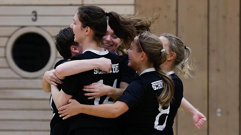 Spessarttorhalle am Sonntagabend um 19.22 Uhr: Die Fußballerinnen des FC 05 Schweinfurt bejubeln den Gewinn der Bezirksmeisterschaft (vorne von links Antonia Heider, Vanessa Schindler und Anna Bäuerlein).